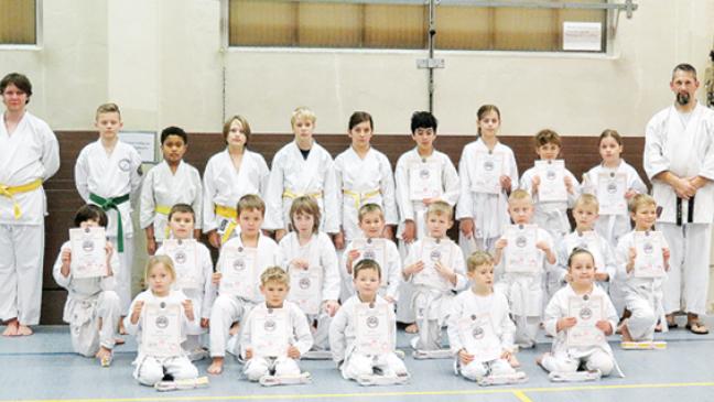 TuS-Karateka legen Gürtelprüfung ab