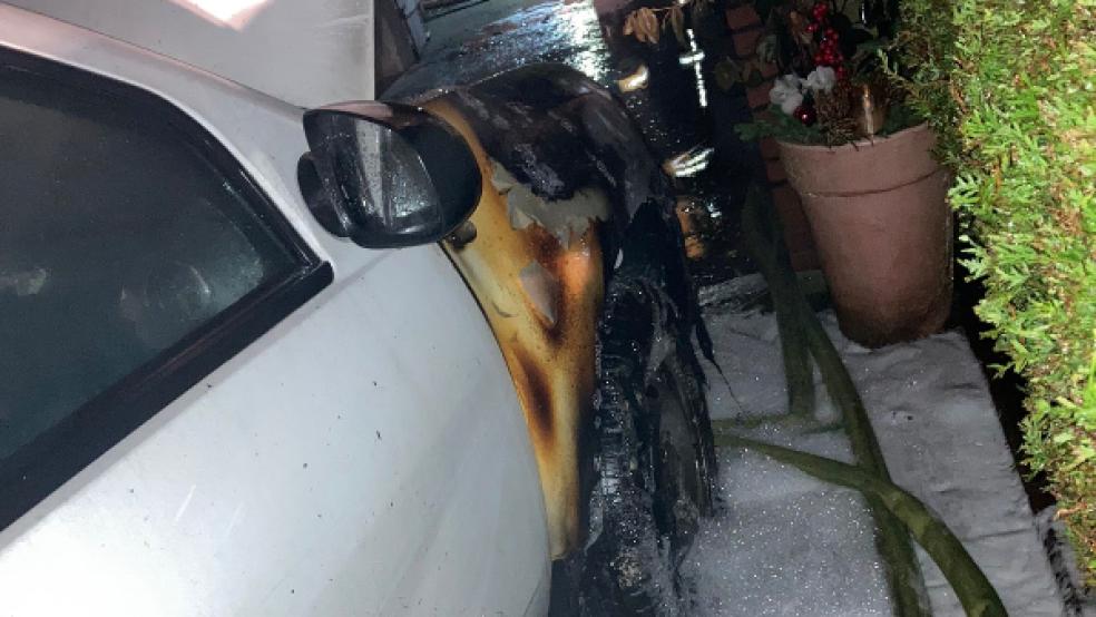 Durch das Feuer wurde ein PKW und die Garage beschädigt.  © Foto: Feuerwehr
