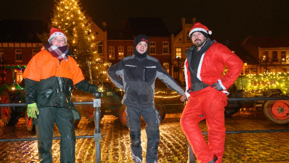 Anna Fischer aus Vellage, Jannes Koops aus Hothuserheide und Jörg Kielmann aus Weener verbreiteten am Mittwochabend in Weener weihnachtliche Stimmung. © Foto: Bruins