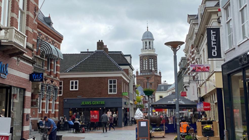 Die »Langestraat« in Winschoten ist seit den 1970er Jahren eine Fußgängerzone und mit 700 Metern die längste »winkelstraat« der Niederlande.  © Foto: Kuper