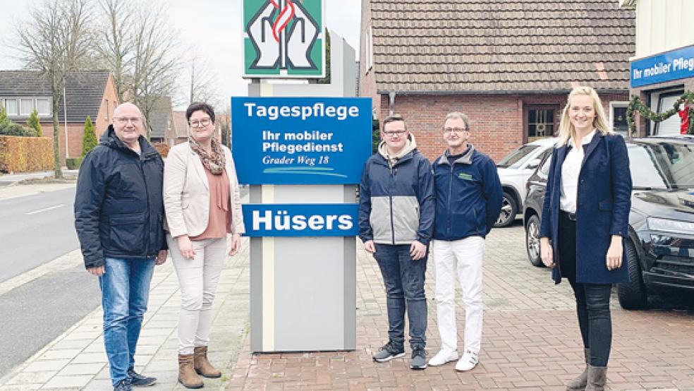 Friedhelm Hüsers und Marion Freerks von der Tagespflege »Ihr mobiler Pflegedienst Grader Weg KG« und der angehende Azubi Marlon Thos mit Vater Hermann Thos sowie Katharina Albers (von links) freuen sich über den neuen Ausbildungsberuf an der BBS.  © Foto: BBS Papenburg