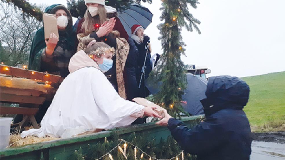 Nach den Darbietungen verteilte das Team der Kirchengemeinde Weihnachtstüten an die Zuschauer.  © Foto: Berents