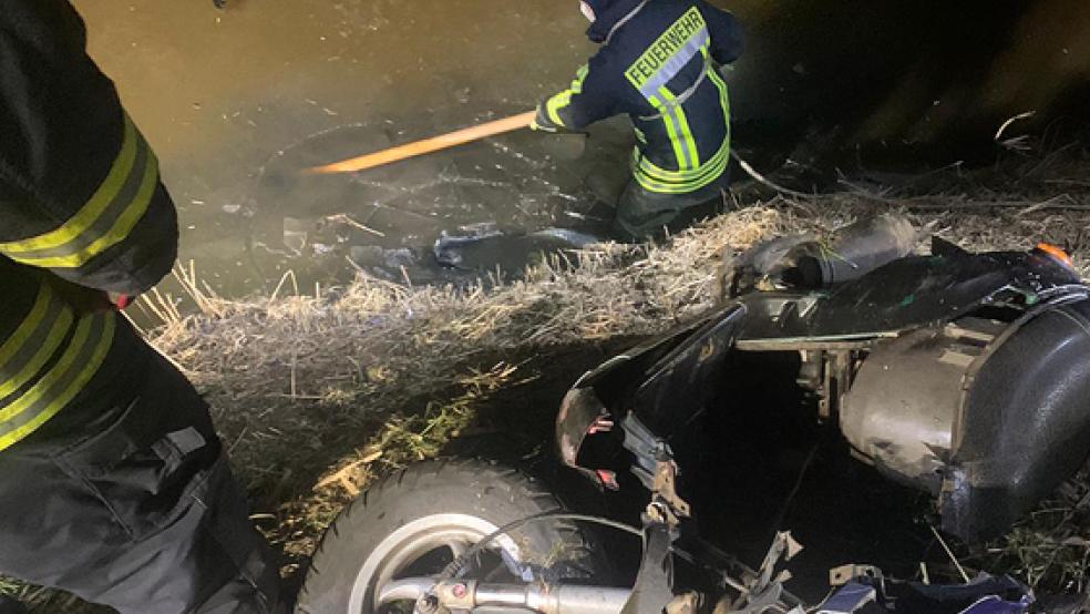 Dieses Bild bot sich der Feuerwehr an der Unfallstelle. Der Fahrer des Rollers war verschwunden. Die Polizei fand den Verletzten später. © Foto: Feuerwehr