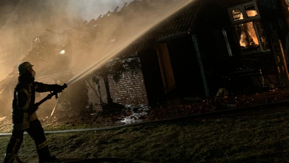 Die Feuerwehrleute konnten das Wohnhaus nicht mehr retten. © Foto: Feuerwehr (Anke Cornelius)