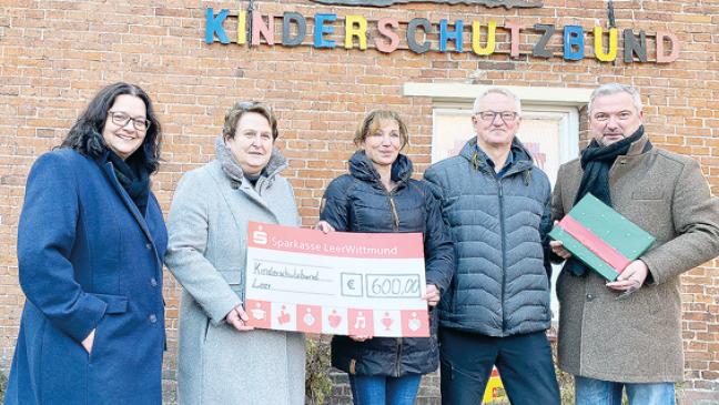 Abgeordnete spenden an den Kinderschutzbund