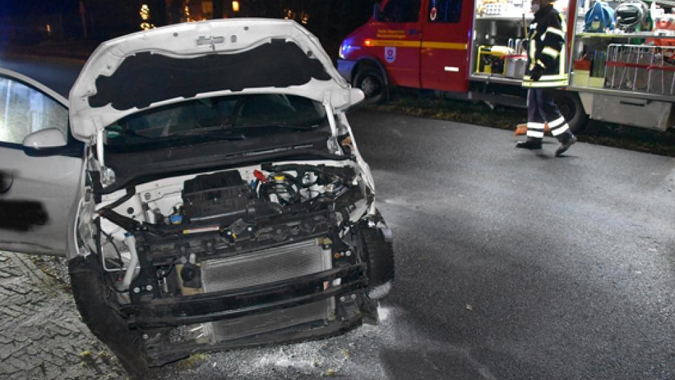  Aus bislang ungeklärter Ursache war ein 22 Jahre alter Pizzabote mit seinem Wagen von der Straße abgekommen. Das Auto überschlug sich.  © Foto: Ammermann