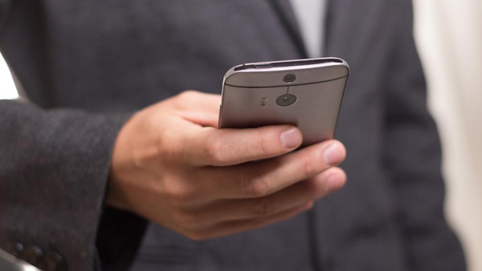 Die Polizei ermittelt jetzt gegen einen Betrüger, der eine 60-jährige Frau aus Weener um einen vierstelligen Geldbetrag bringen wollte. Er benutzte dafür den Messenger WhatsApp auf seinem Smartphone.  © Foto: Pixabay