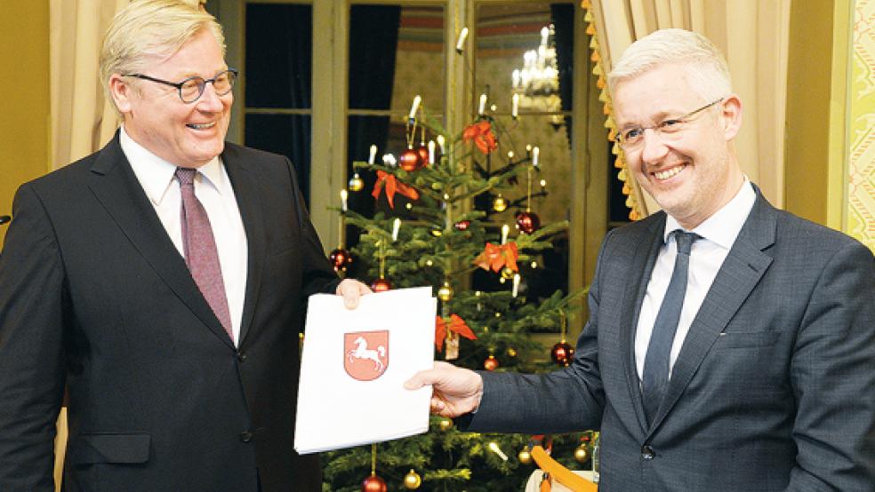 Minister Dr. Bernd Althusmann (links) überreichte Anfang Dezember die Förderbescheide für den Ausbau des Glasfaser-Netzes an Landrat Matthias Groote.  © Foto: Landkreis Leer