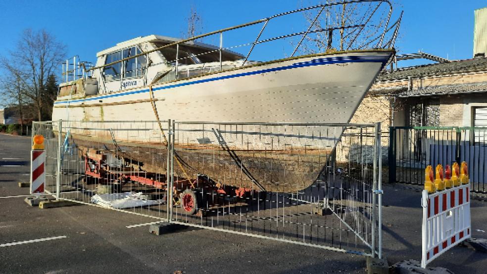 Das Motorboot »Captiva« wurde vor zwei Monaten aus dem Wasser gehoben. Seitdem ist nichts mehr passiert. © Foto: Szyska