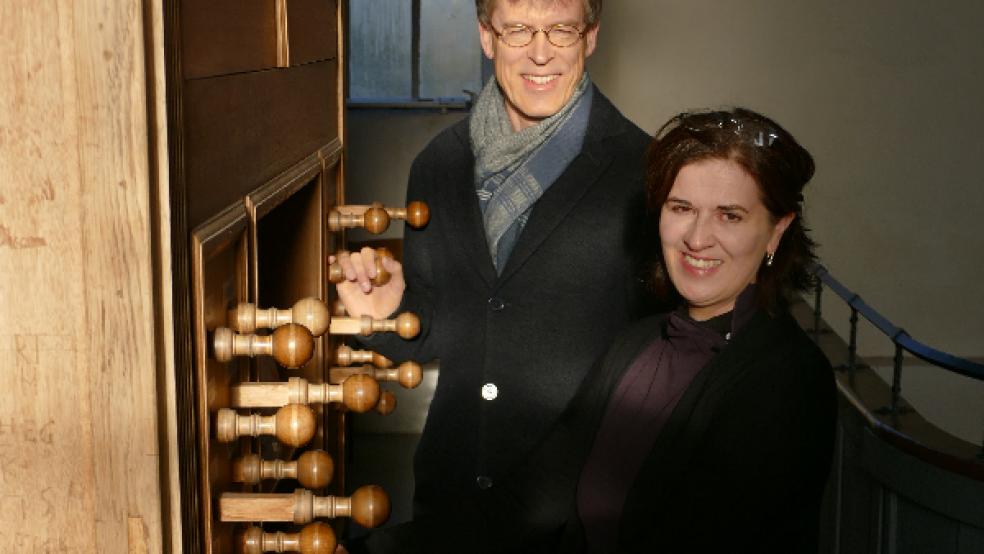 Aus enger Verbundenheit: Agnes Luchterhandt und Thiemo Janssen, hier zusammen an der Orgel in Osteel. © Foto: Jürgens