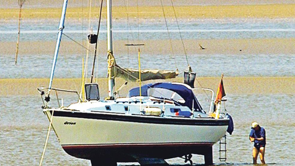 Dieser Segler hat sich vor der Insel Juist trocken fallen lassen. <br />  © Foto: Wagner (dpa)