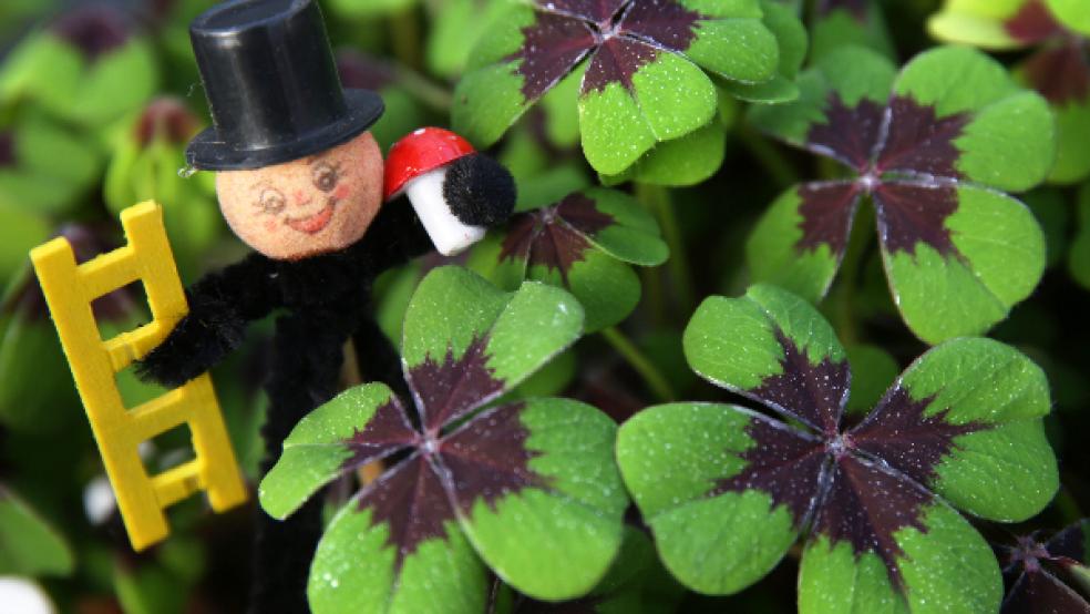 Mit einem Schornsteinfeger und vierblättrigem Klee sollte das kommende Jahr erfolgreich werden. © Foto: Wüstneck (dpa)
