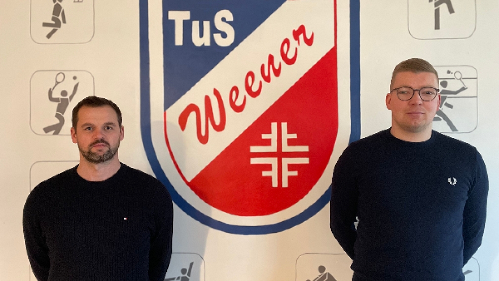 Peter Landel (links) und Steffen Wissmann haben bereits erste Gespräche mit potenziellen Zugängen geführt. Das Trainer-Duo will den TuS Weener zum Klassenerhalt führen. © Foto: Foto: Meyer