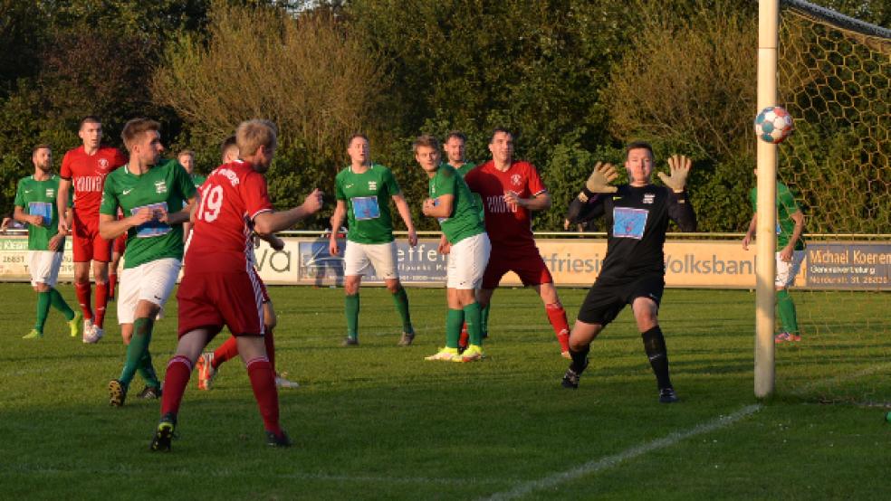Beim 0:2 gegen Larrelt am 9. Oktober wollte der Ball nicht ins Tor gehen - hier verfehlt Thomas Girod das Tor mit einem Kopfball nur knapp. © Foto: Foto: Born