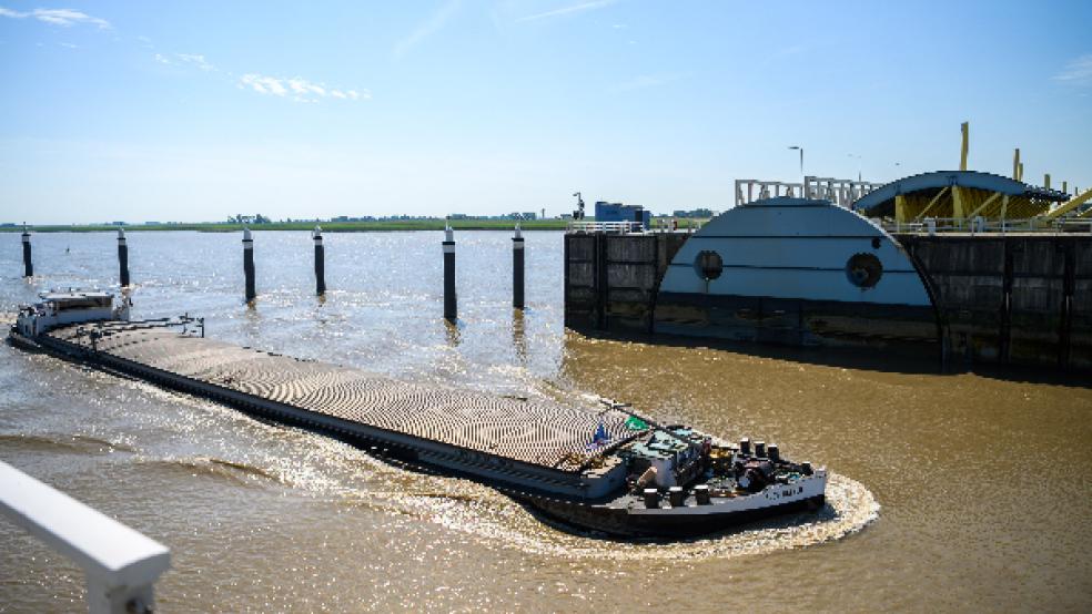 Für Binnenschiffer würde die Flutstrom-Steuerung durch das Ems-Sperrwerk erhebliche Einschränkungen bedeuten. Die alternative Niedrigwasser-Anhebung wäre mit beträchtlichen Nachteilen für den Emder Hafen verbunden. © Foto: Assanimoghaddam (dpa)