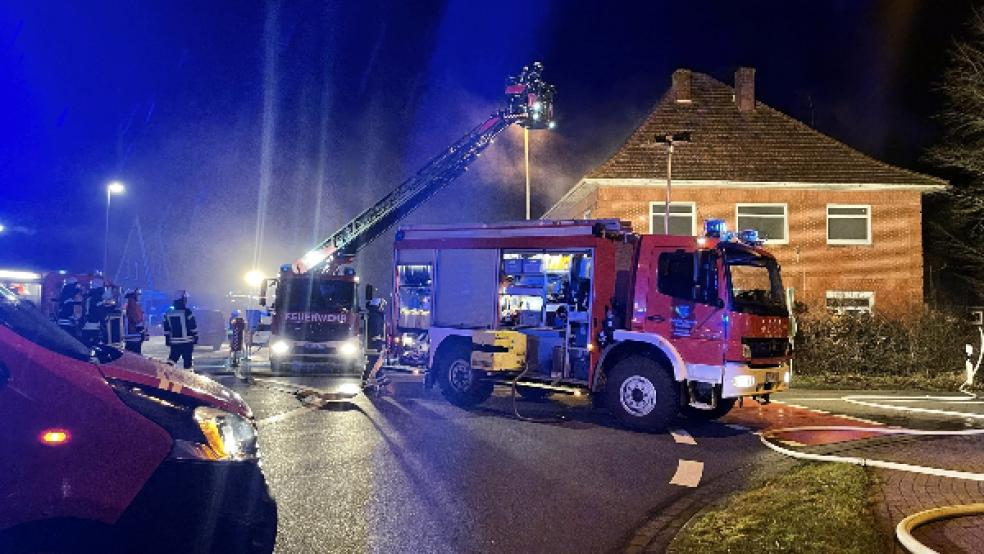 Die Feuerwehr war in der Nacht in einem brennenden Mehrfamilienhaus in Collinghorst im Einsatz.  © Foto: Dirk Hellmers