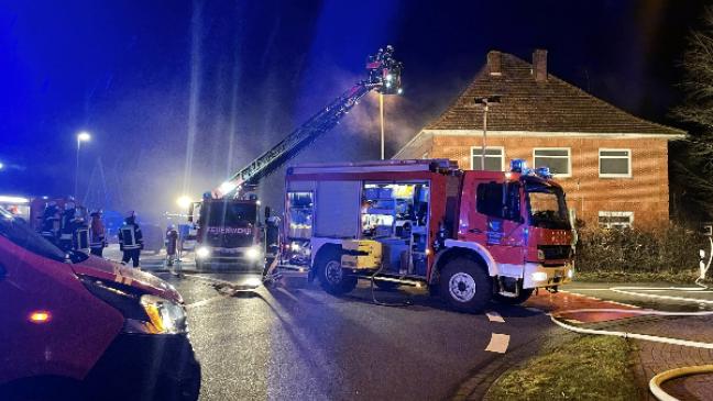 Feuerwerkskörper explodieren in Haus