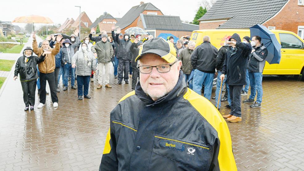Manfred Bertus wurde an seinem letzten Arbeitstag als Postzusteller in Bunderhee von den Anwohnern mit vielen guten Wünschen verabschiedet.  © Foto: Bruins