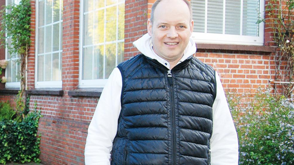 Bernd Brinker vor dem Haus Risiusstraße 11. Hier will der Hautarzt in den kommenden Monaten eine eigene Praxis eröffnen. Vorerst praktiziert er im Krankenhaus Rheiderland.  © Foto: Hoegen