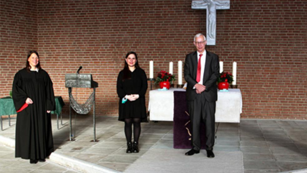 Jürgen Berwing und Christina Jurk wurden von Superintendentin Christa Olearius (links) und Pastorin Ina Schulz aus ihrem Dienst in der Migrationsberatungsstelle in Emden verabschiedet.  © Foto: Dübbel