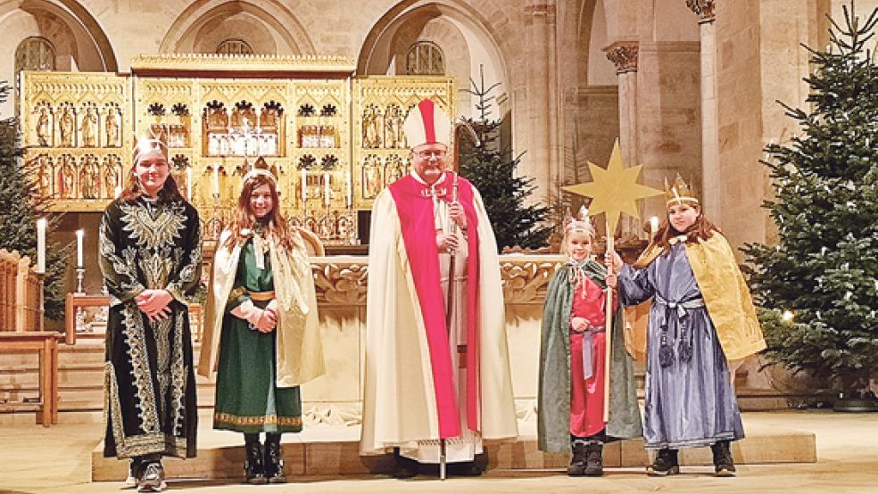 Die Sternsingerinnen Judith, Leona, Femke und Petra (von links) aus dem Rheiderland haben zum Jahresende an einer Sternsingereröffnungsveranstaltung des Bistums Osnabrück im Osnabrücker Dom mit Bischof Dr. Franz-Josef Bode teilgenommen.  © Foto: Dorothee Siepker 