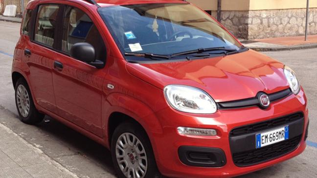 Fiat Panda in Bunde beschädigt