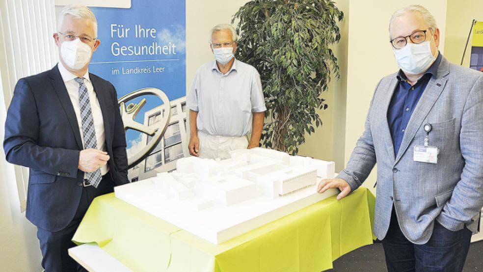 Matthias Groote (Aufsichtsratsvorsitzender und Landrat Landkreis Leer), Dr. Hans-Jürgen Wietoska (Ärztlicher Direktor) und Holger Glienke (Geschäftsführer) mit dem Modell des geplanten Klinik-Neubaus.  © Foto: Klinikum