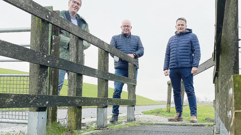 Die Bürgermeister Heiko Abbas (Weener), Hans-Peter Heikens (Jemgum) und Uwe Sap (Bunde, von links) freuen sich über Fördermittel für neue Viehsperren.  © Foto: Gemeinde Jemgum