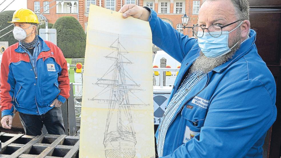 Eine Bauzeichnung des Museumsschiffs zeigt Ludger Husmann. Im neuen Innern der »Friederike« sollen auch wieder Hochzeitsgesellschaften Platz finden.  © Foto: Schade