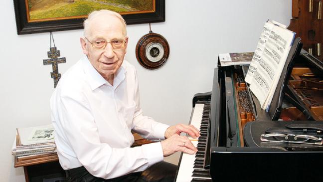 Johann Busboom greift seit 60 Jahren in die Tasten