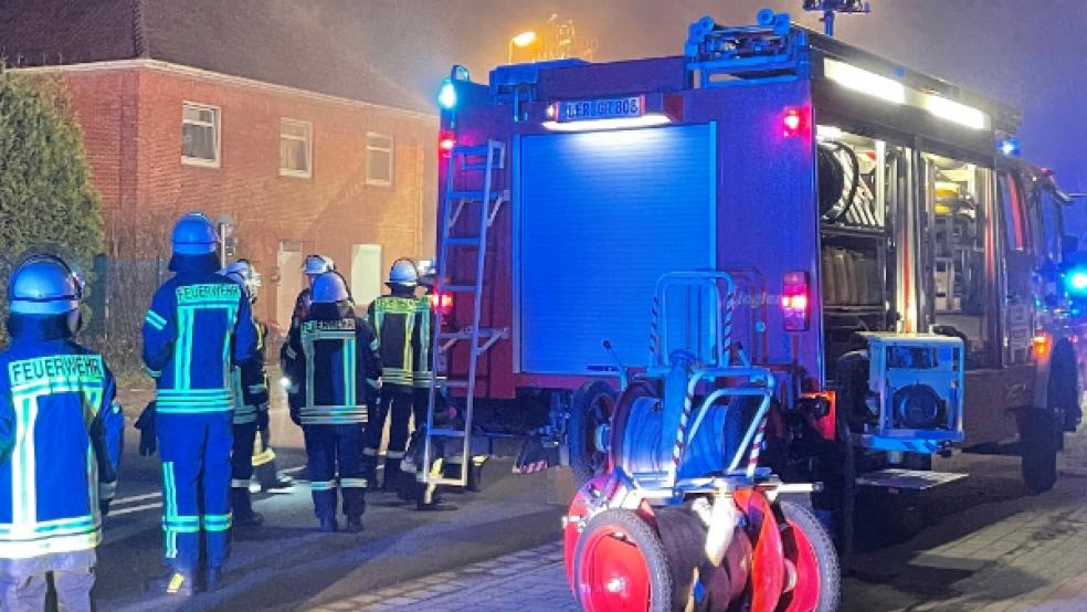 Nach ersten Ermittlungen waren Feuerwerkskörper, die in der Wohnung in Collinghorst gelagert waren, in Brand geraten. Nach Rücksprache mit der Staatsanwaltschaft Aurich werde das Vorliegen von Straftatbeständen geprüft, so die Polizei. © Foto: Hellmers