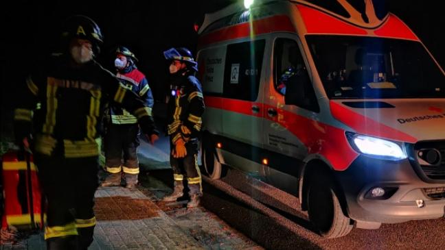 Feuerwehr öffnet Tür für Rettungsdienst