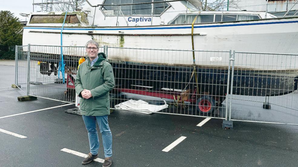 Kein schönes Bild: Nach Aussage von Bürgermeister Heiko Abbas soll die »Captiva« möglichst schnell abtransportiert werden. Das Schiff wurde aus dem Wasser geholt, weil es nicht mehr schwimmfähig war.  © Foto: Meyer