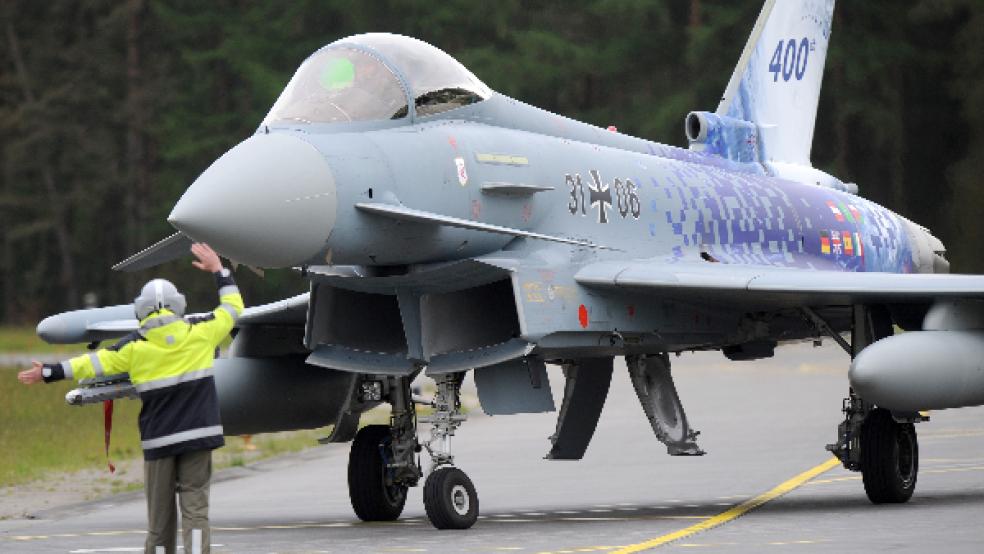 Wegen einer umfassenden Sanierung des Luftwaffenstützpunktes in Wittmund verlegt die Bundeswehr von dort vorübergehend 19 Eurofighter an die Basis Laage südlich von Rostock. © Foto: Wagner (dpa/Archiv)