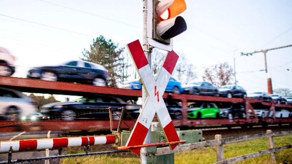 »Ohne die Wunderline wird kein Zug über die Friesenbrücke fahren«, sagt Stefan Wey, Teilprojektleiter der DB Netz AG über den Ausbau der Bahnstrecke. Das Bild zeigt einen vorbeifahrenden Güterzug an einem Bahnübergang bei Ihrhove.  © Foto: Dittrich (dpa)