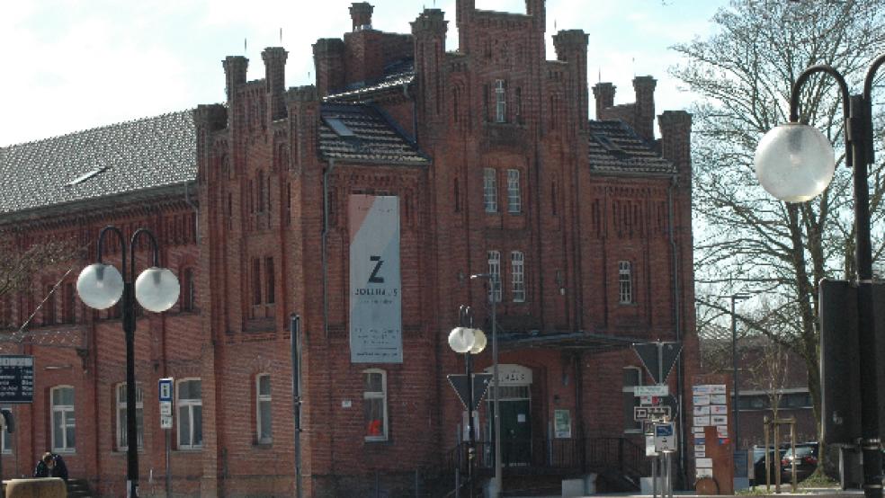 Im Zollhaus am Bahnhofsring in Leer finden ab morgen Impfungen gegen Corona statt - und zwar ohne vorherige Terminbuchung.  © Foto: Szyska (Archiv)