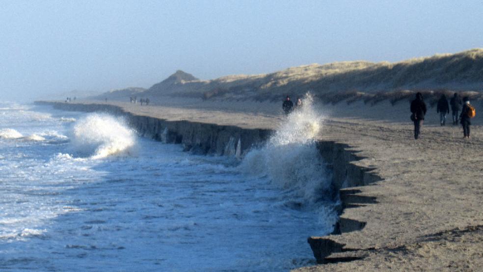 Die vergangenen Sturmfluten führen auf der Insel Langeoog zu sichtbaren Sandverlusten am Strand. Die leichten Sturmfluten der vergangenen Tage haben laut Niedersächsischen Landesbetriebs für Wasserwirtschaft, Küsten- und Naturschutz (NLWKN) im Mittel zu fünf Meter breiten Verlusten geführt.  © Foto: Kremer (dpa)
