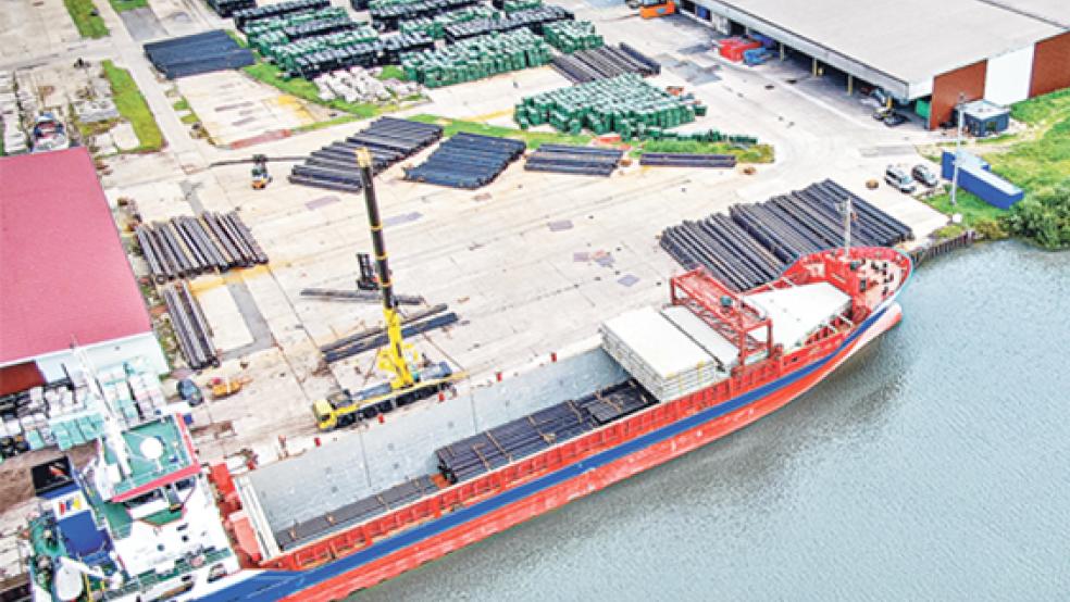 Bei der Firma »EFG Port Papenburg« werden regelmäßig beispielsweise Torf, Holz, Stahl und alternative Brennstoffe umgeschlagen.  © Foto: EFG Port Papenburg 