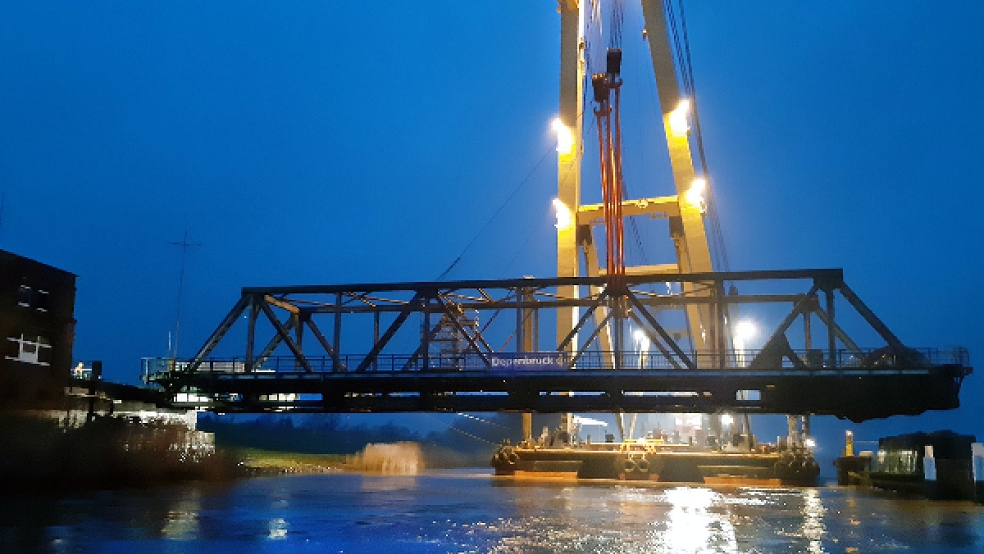Nach dem Aushub des Überbau-Segments auf Weeneraner Seite der Friesenbrücke wird nun der Abbruch des Pfeilers 5 neben der Fahrrinne vorbereitet. © Foto: DB Netz AG/Stefan Schwede