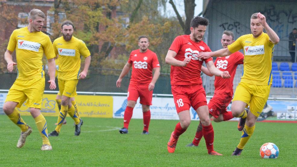 Germania Leer (gelbe Trikots) nimmt vier Punkte aus den Spielen gegen Wildeshausen mit in die Abstiegsrunde - wenn die sich nicht doch noch retten. Gegen kein Team holten die Leeraner in dieser Saison mehr Zähler. © Foto: Foto: Ammermann