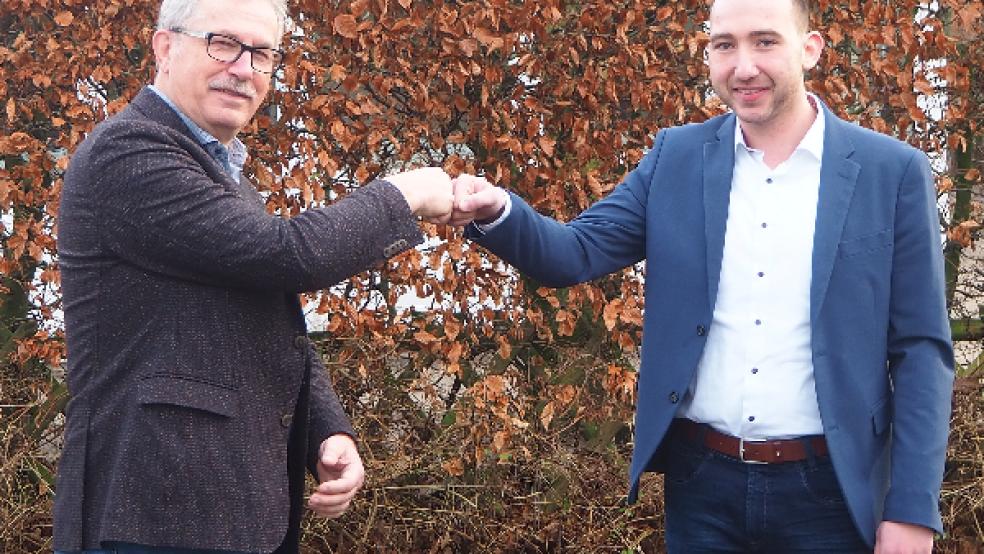 Helmut Geuken gratuliert seinem Nachfolger Nico Bloem (rechts), der neuer Vorsitzender des SPD-Stadtverbandes Weener ist. © Foto: SPD