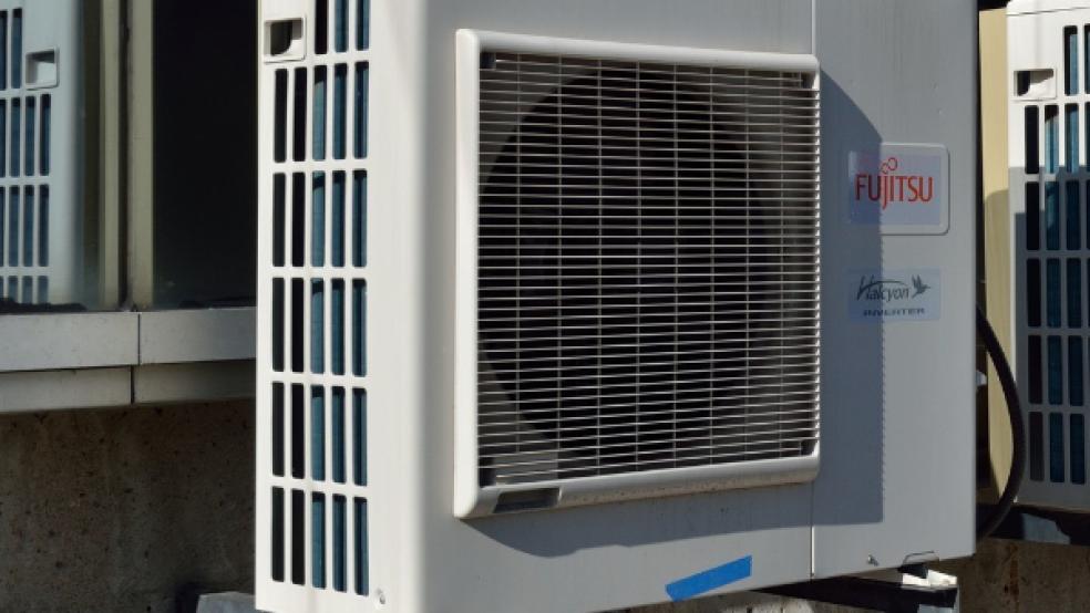 Auf so eine Klimaanlage, hier ein Symbolbild, die außen am Haus installiert wird, hatte es ein Dieb in Leer wohl abgesehen. © Foto: Pixabay