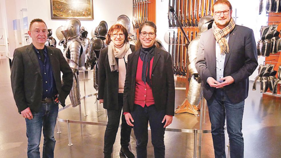 Gegor Strelow, Vorsitzender von 1820dieKunst, und die kommissarische Museumsleiterin Kerstin Rogge Mönchmeyer mit Jasmin Alley, neue Direktorin des Landesmuseums, und Oberbürgermeister Tim Kruithoff (von links).  © Foto: Landesmuseum