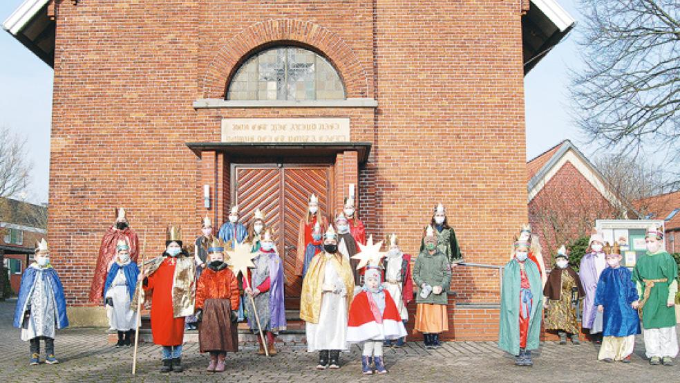 Die Kinder, die im Rheiderland am Sonnabend als Sternsinger unterwegs waren, stellten sich zu einem Gruppenfoto zusammen, bevor sie am Nachmittag aufbrachen.  © Foto: Hoegen