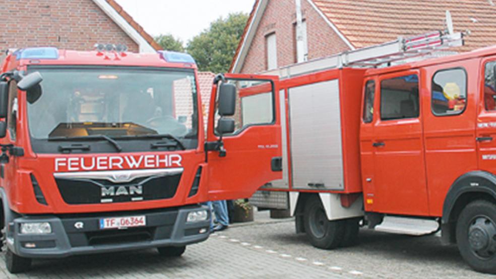 Ende Oktober 2015 stand ein Vorführmodell eines HLF 10 neben dem damaligen Einsatzfahrzeug der Freiwilligen Feuerwehr Stapelmoor (rechts im Bild). Dabei handelte es sich um ein Löschgruppenfahrzeug LF 8.  © Foto: Feuerwehr /Rand