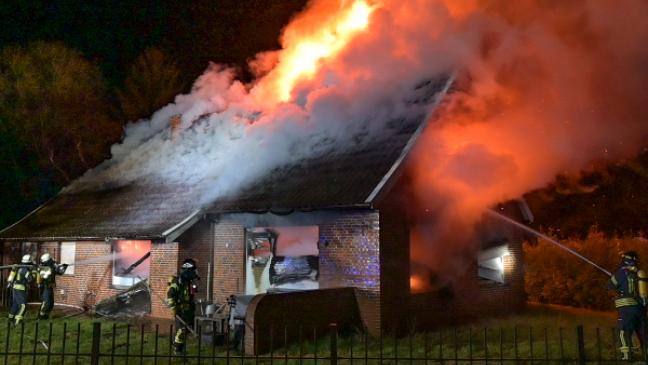 Wohnhaus steht in Flammen