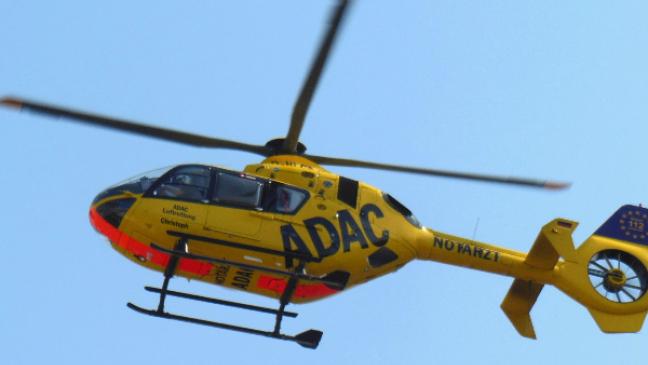 Mit Auto gegen Straßenlaterne