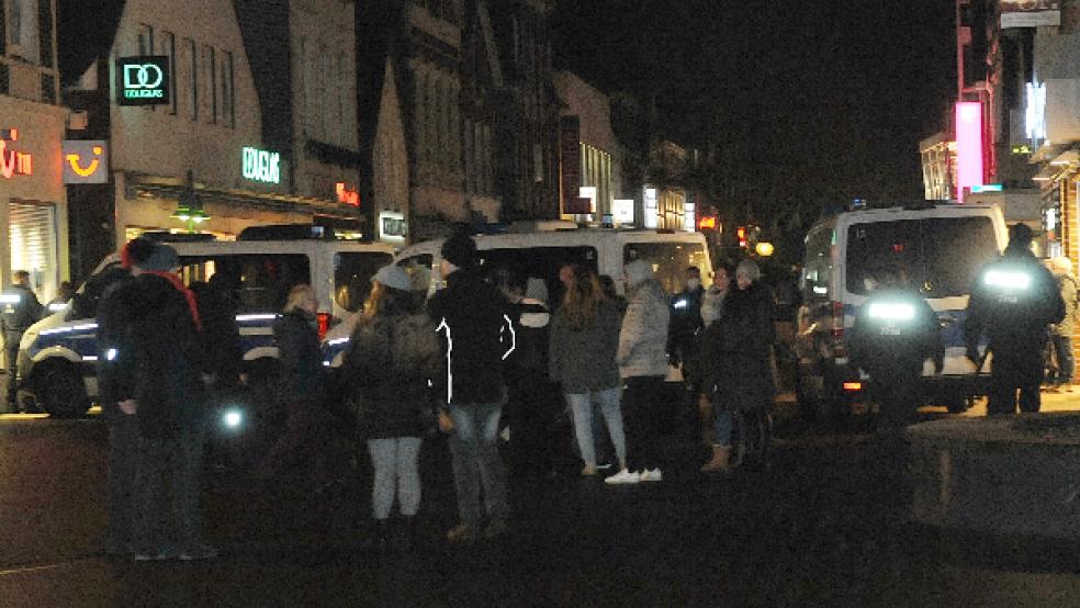 In Leer kontrollierte die Polizei die Teilnehmenden der Corona-Proteste unter anderem auf dem Denkmalsplatz.  © Foto: Wolters