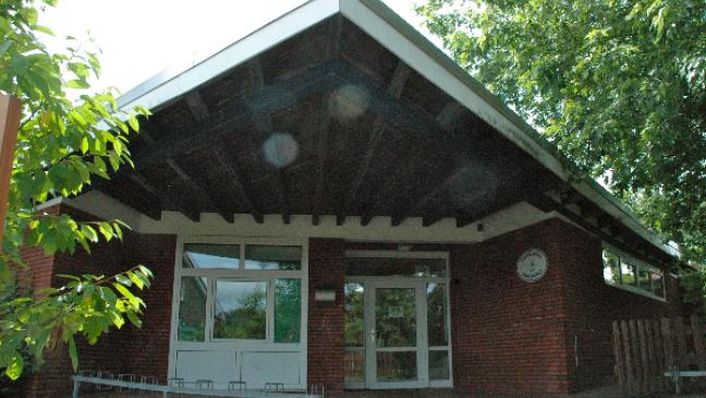 Kindergarten-Tür durch Feuerwerk beschädigt