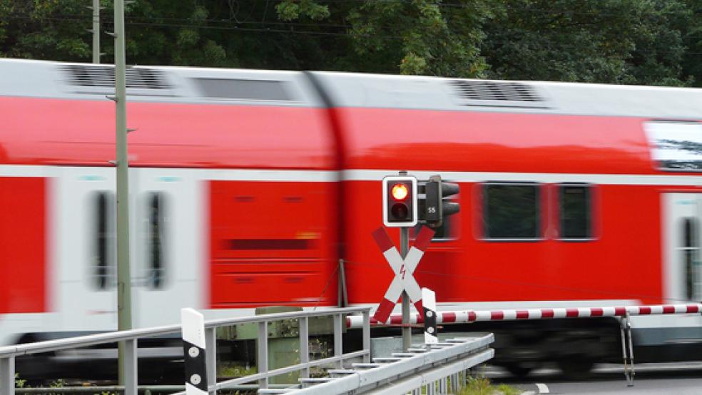 Am Bahnübergang (Beispielbild) an der Bremer Straße in Leer hat es einen Unfall gegeben. Er kann deshalb nicht passiert werden, der Zugverkehr ist aber frei.  © Foto: pixabay